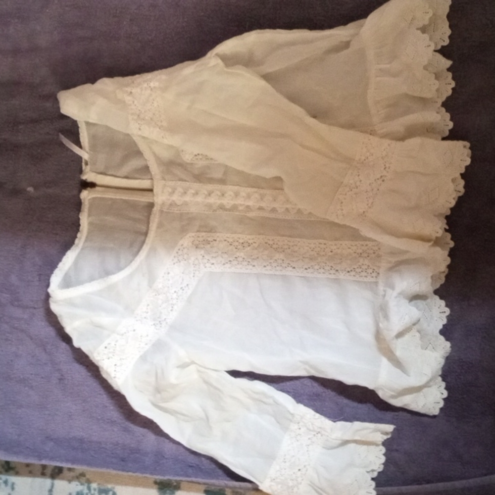 White blouse - Picture 2 of 3